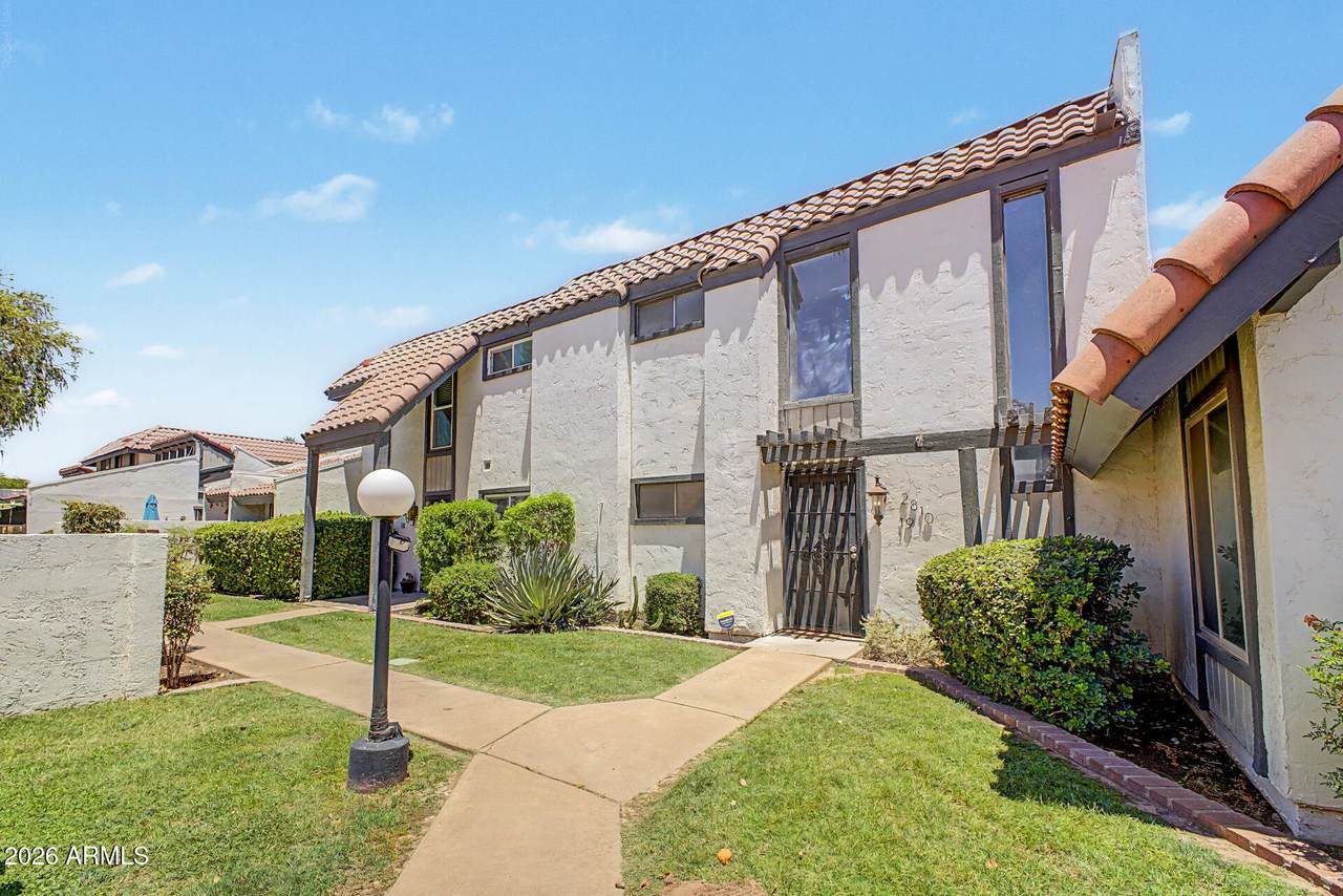 2810 Glenrosa Avenue - Photo 1