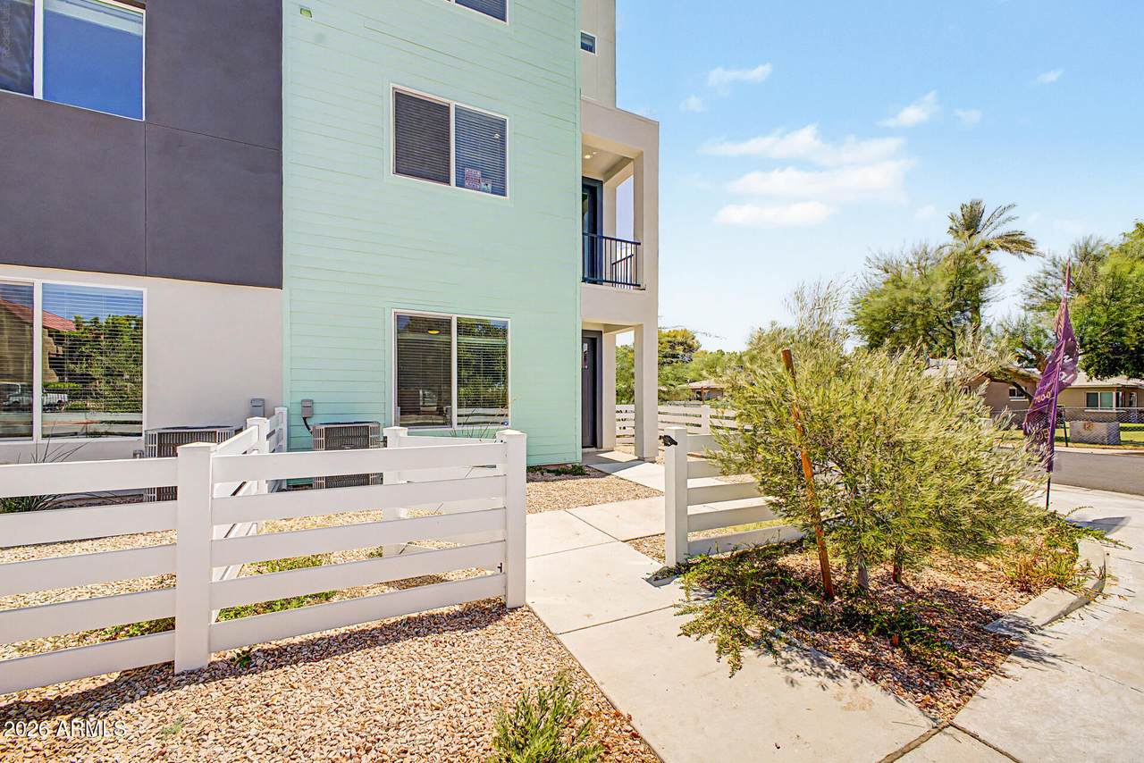 2601 Clarendon Avenue - Photo 1