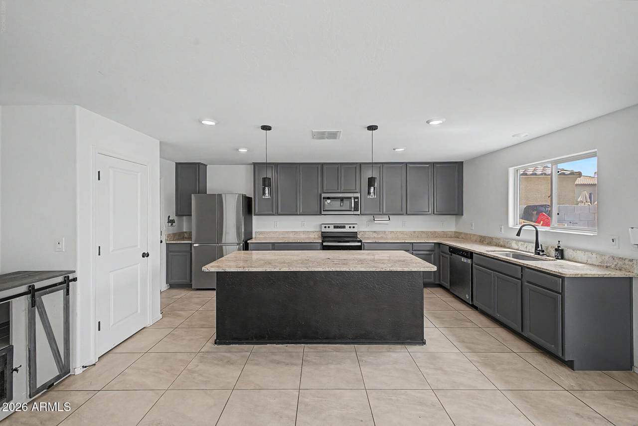 https://bt-photos.global.ssl.fastly.net/armls/1280_boomver_1_7059476-2.jpg