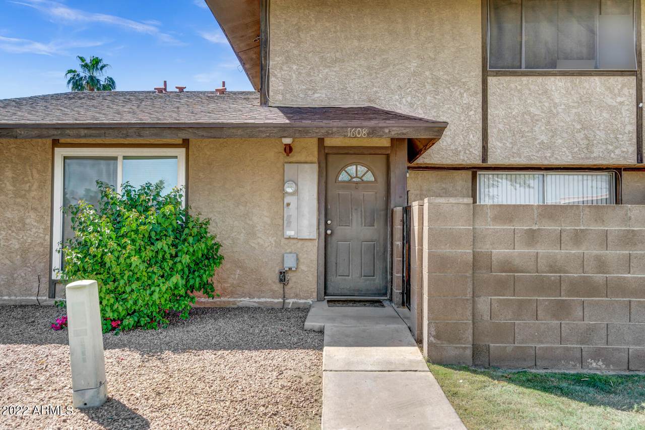 1608 Village Way - Photo 1