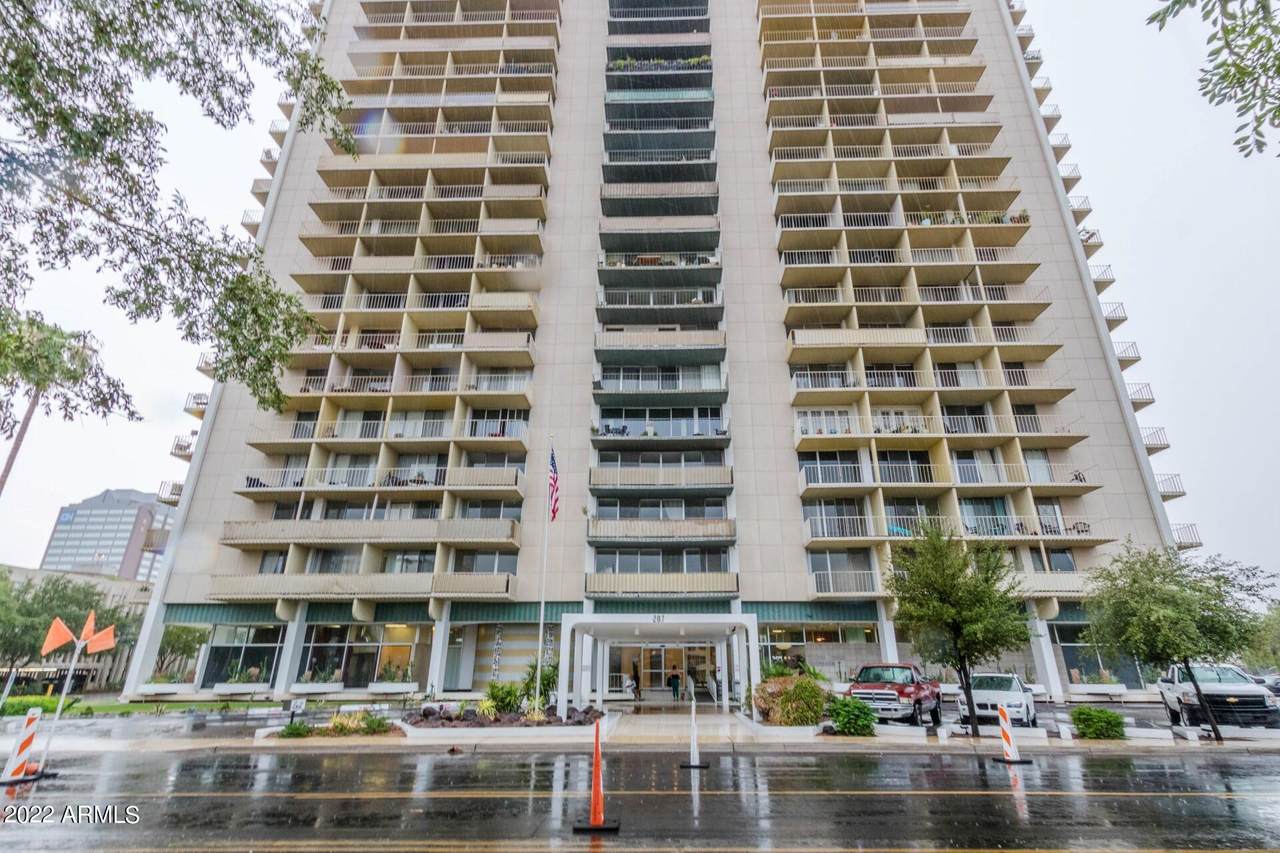 207 Clarendon Avenue - Photo 1