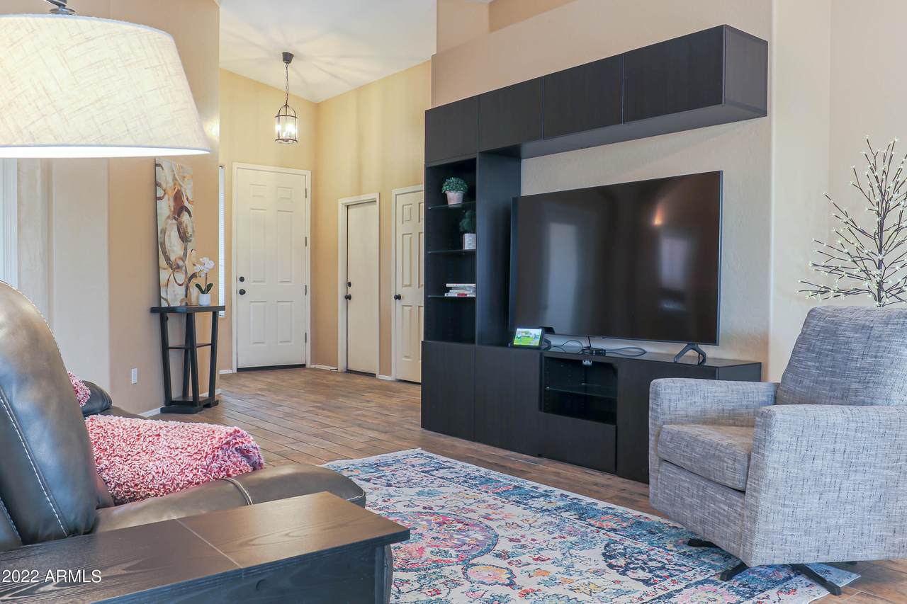 6652 Rochelle Circle - Photo 1