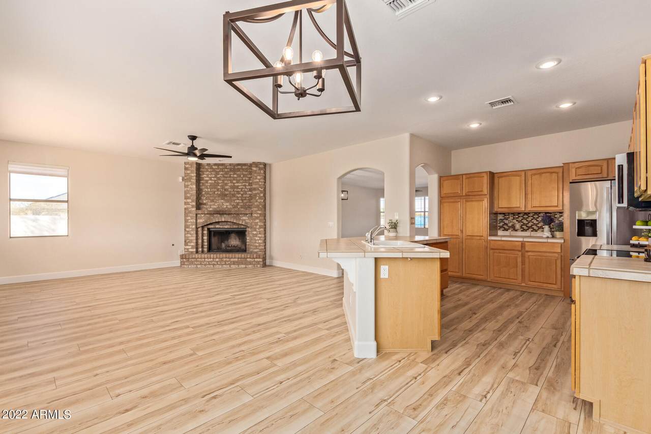 36735 11TH Avenue - Photo 1