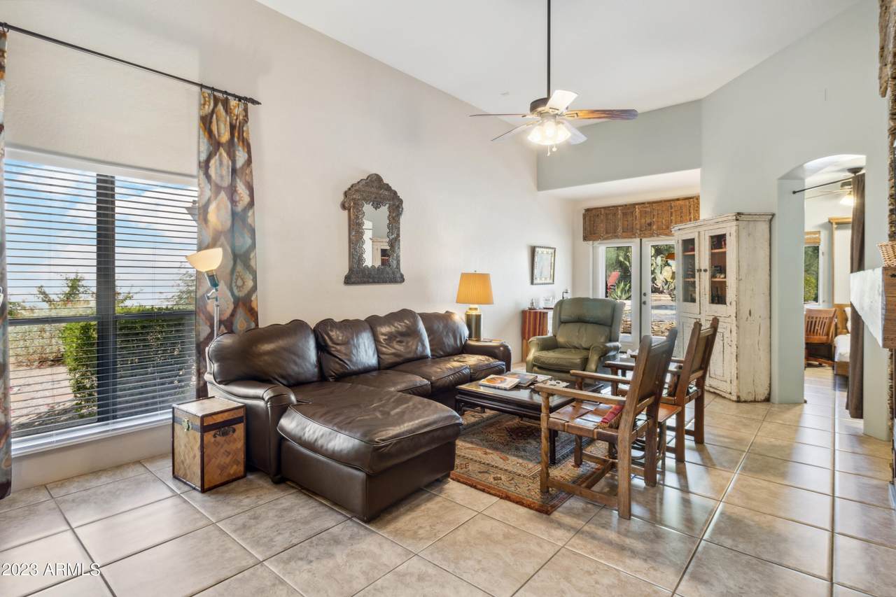 https://bt-photos.global.ssl.fastly.net/armls/1280_boomver_2_6627750-2.jpg