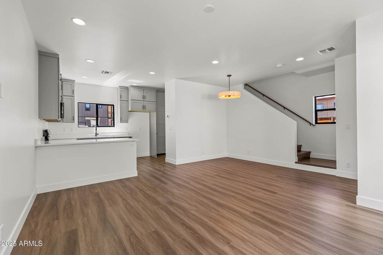 302 Oak Avenue - Photo 1