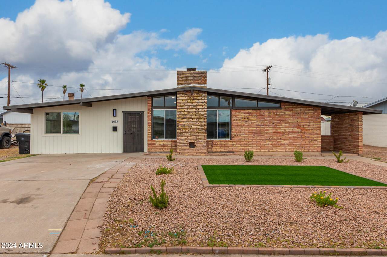 1613 7TH Place - Photo 1