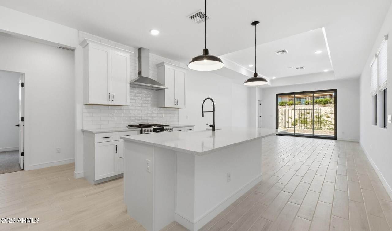 https://bt-photos.global.ssl.fastly.net/armls/1280_boomver_2_6982496-2.jpg