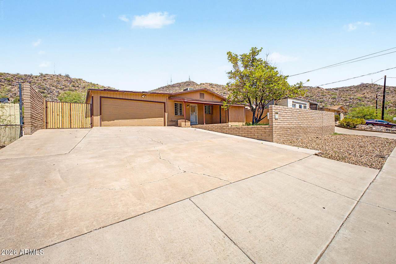 1516 Shangri La Road - Photo 1