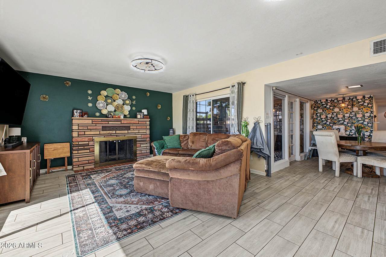 https://bt-photos.global.ssl.fastly.net/armls/1280_boomver_2_7086840-2.jpg