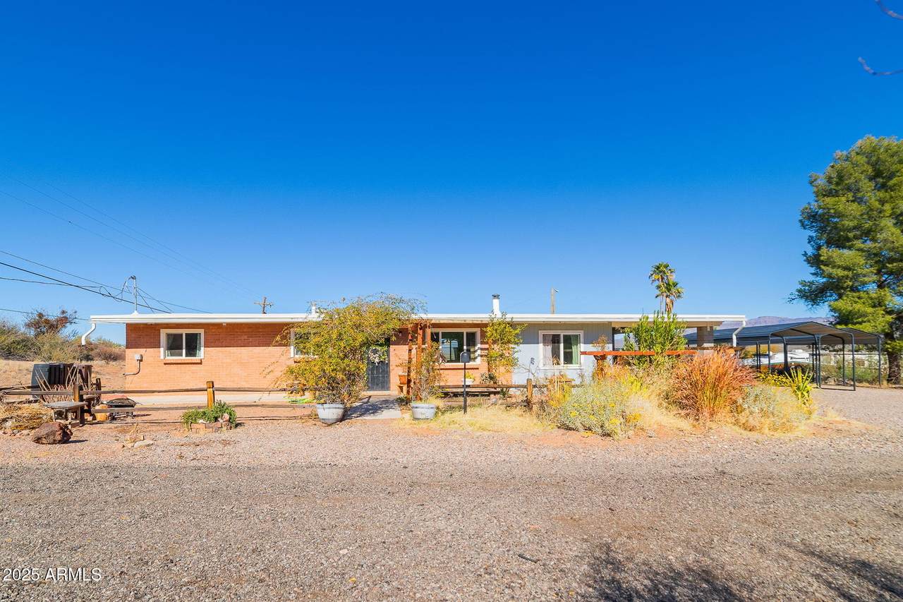 417 Sunset Drive - Photo 1