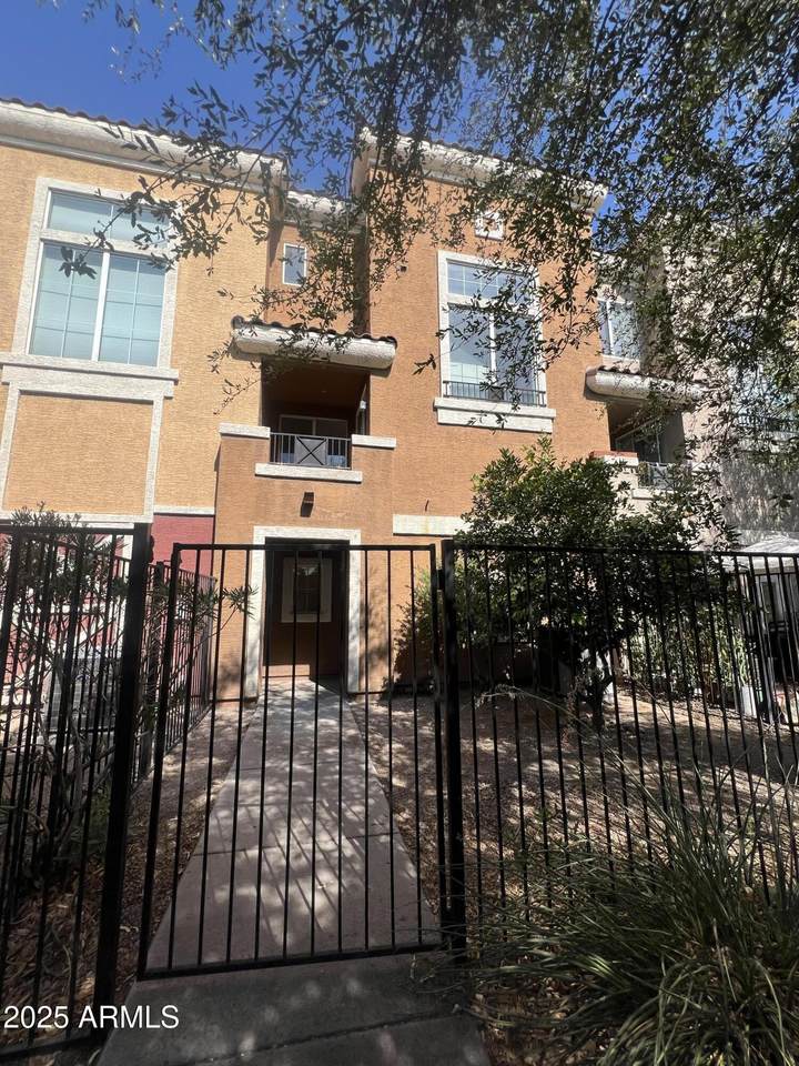 2450 Glenrosa Avenue - Photo 1