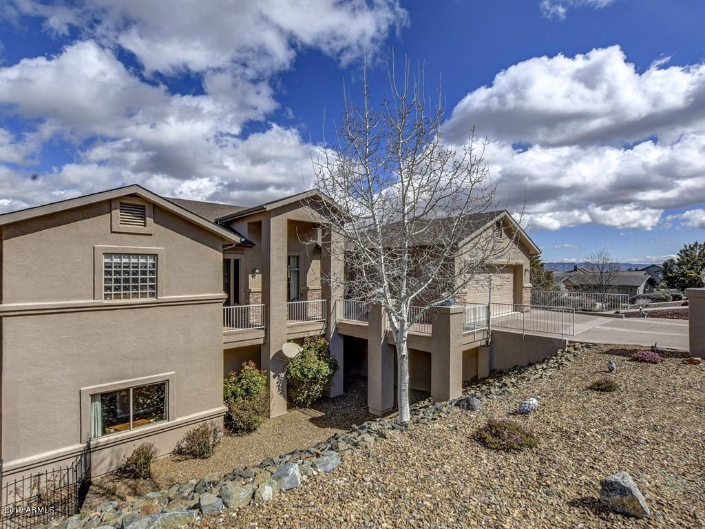 1023 Sunrise Boulevard - Photo 1
