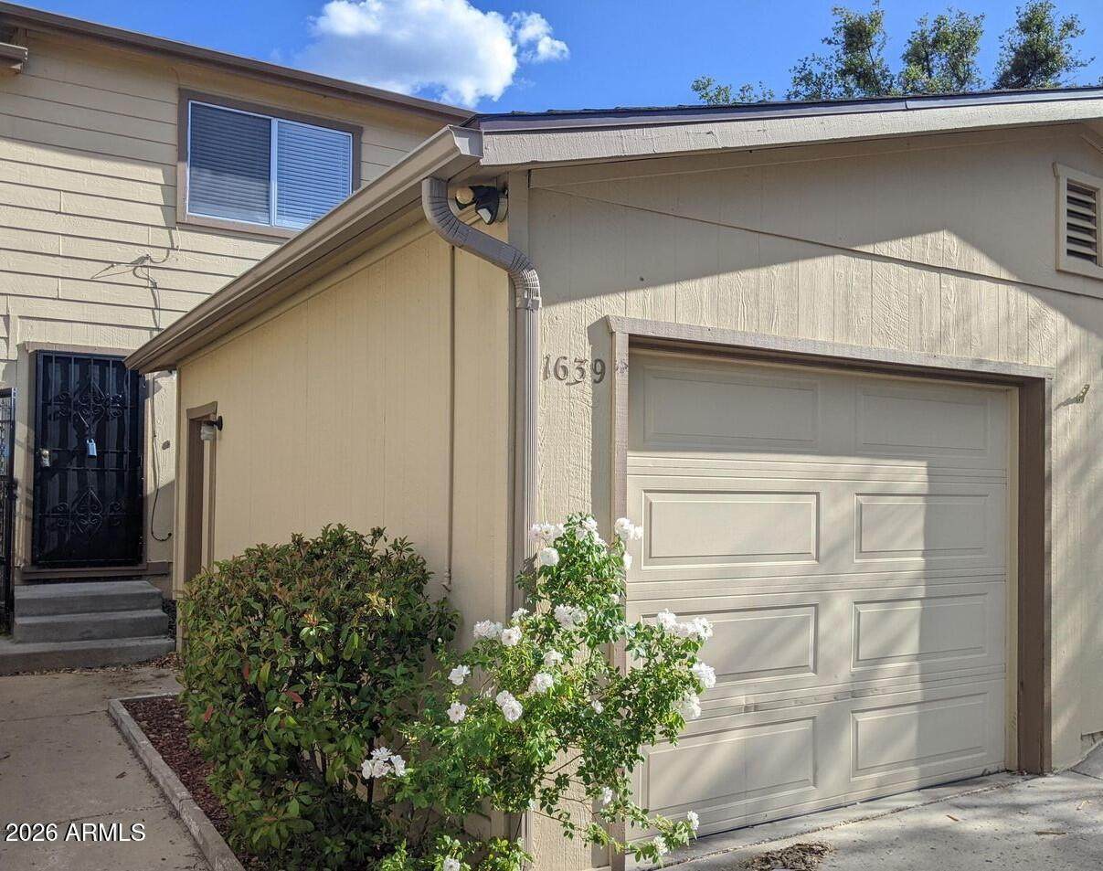 1639 Canada Crescent - Photo 1
