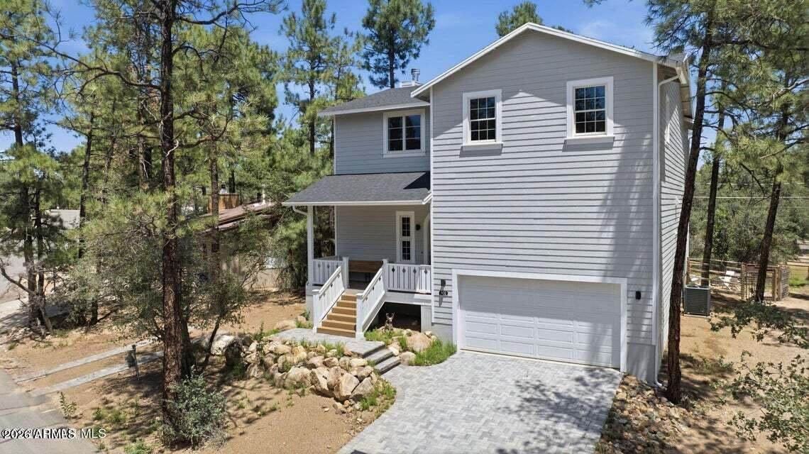 901 Hemlock Avenue - Photo 1