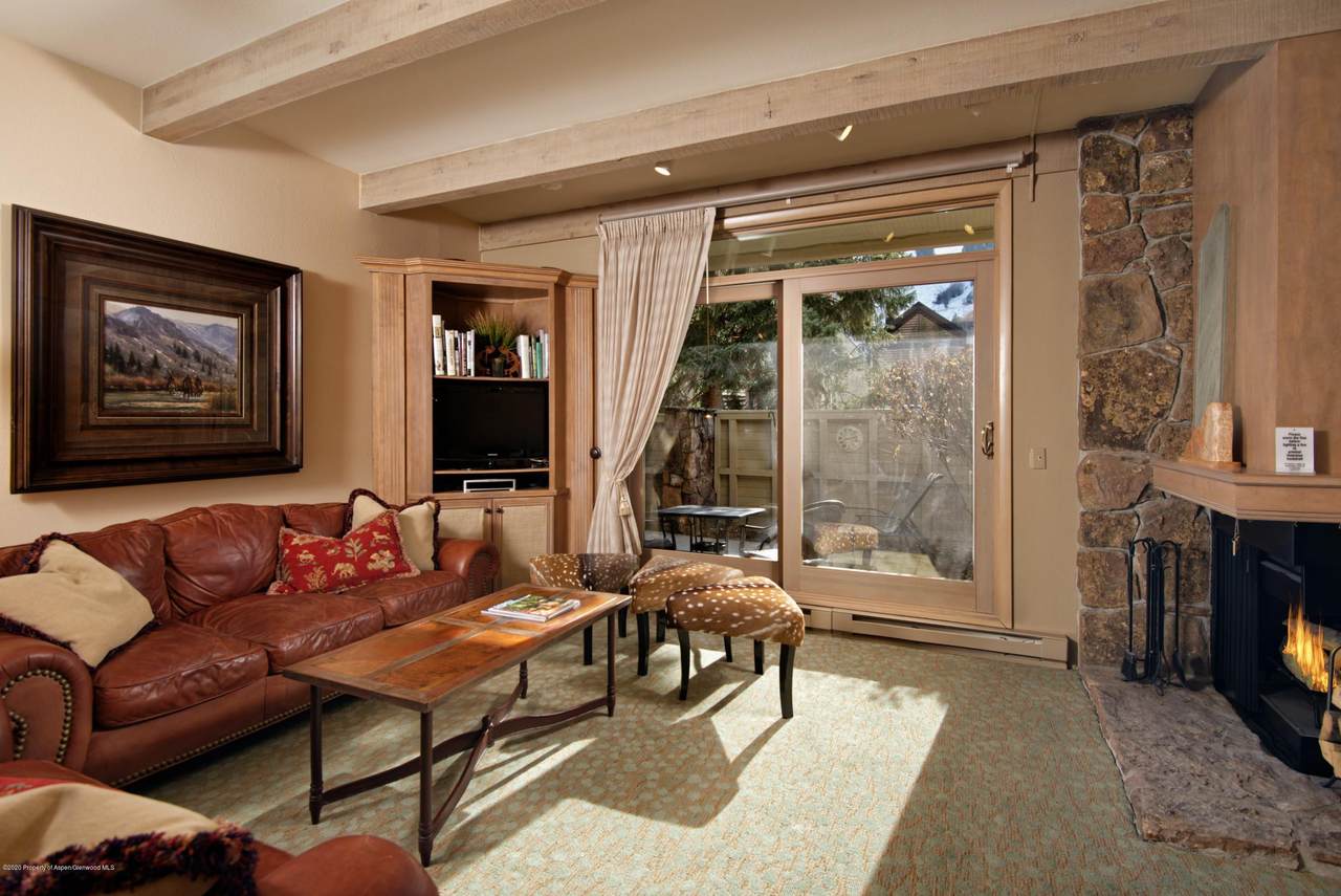 210 Hyman Avenue - Photo 1