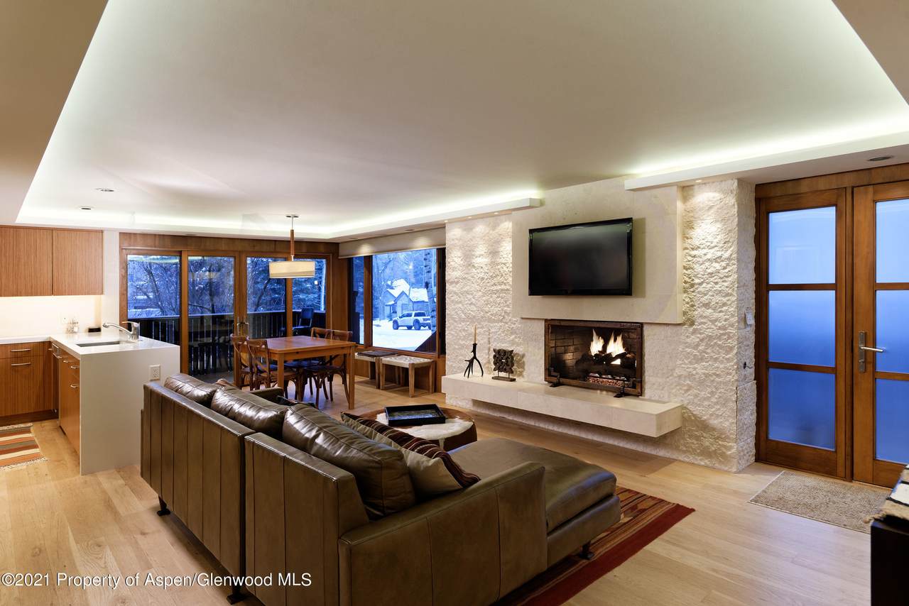 400 Hopkins Avenue - Photo 1