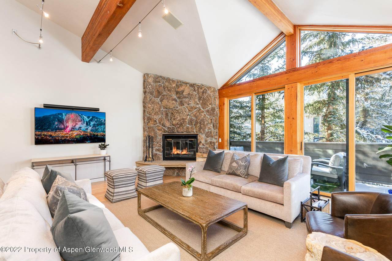 1015 Hyman Avenue - Photo 1