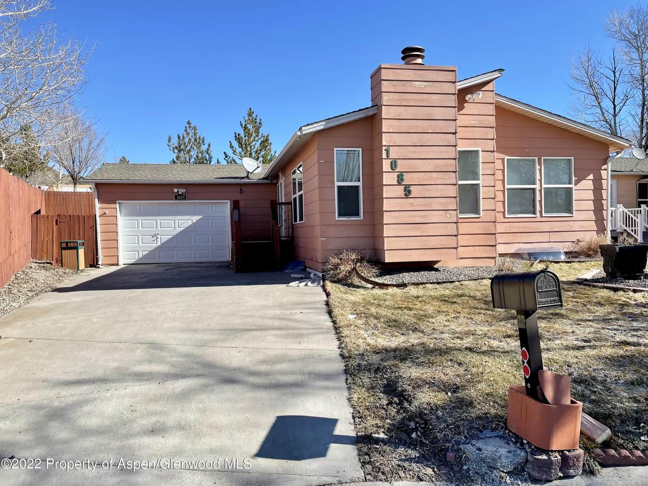 1085 Laurie Circle - Photo 1