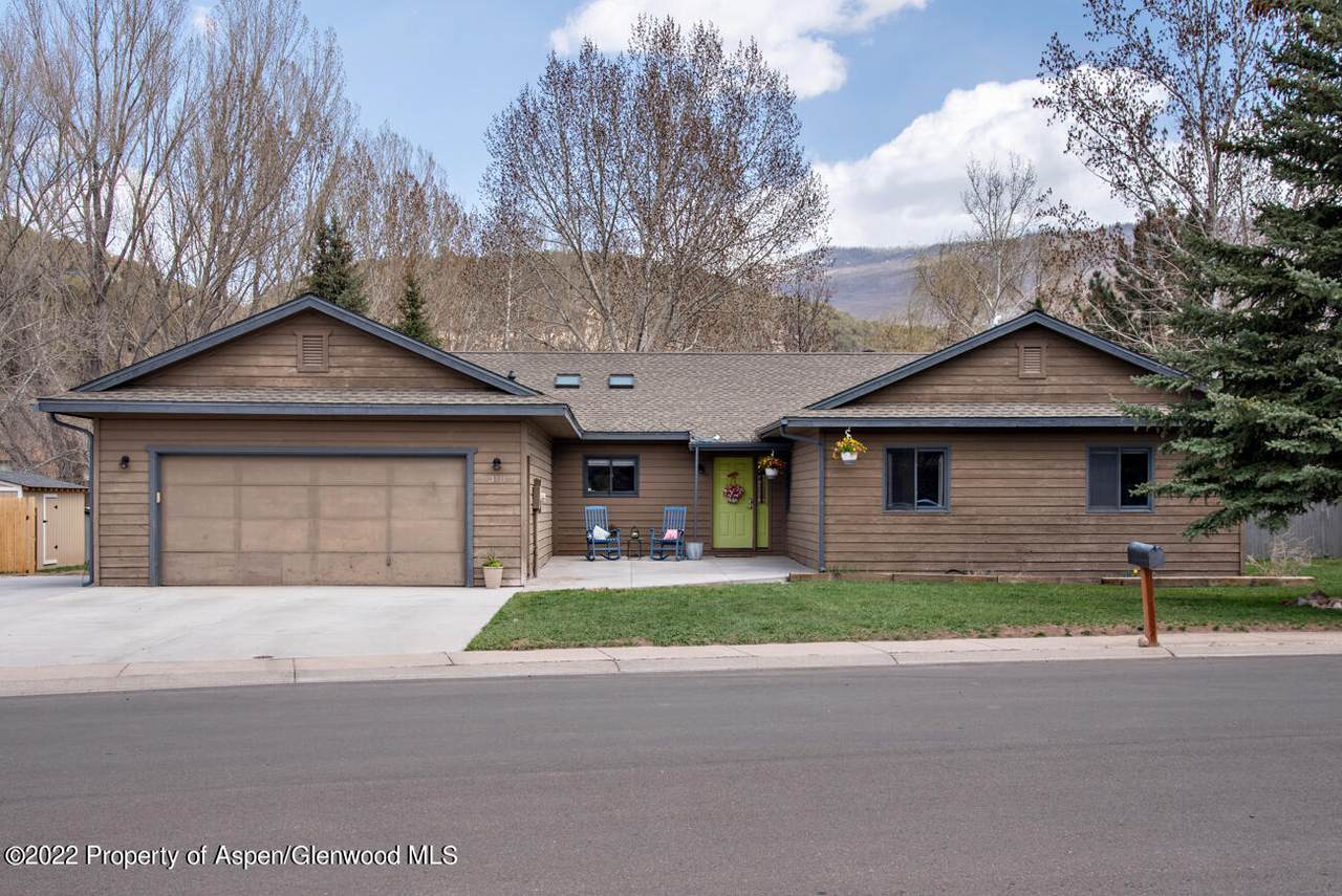 318 Badger Road - Photo 1