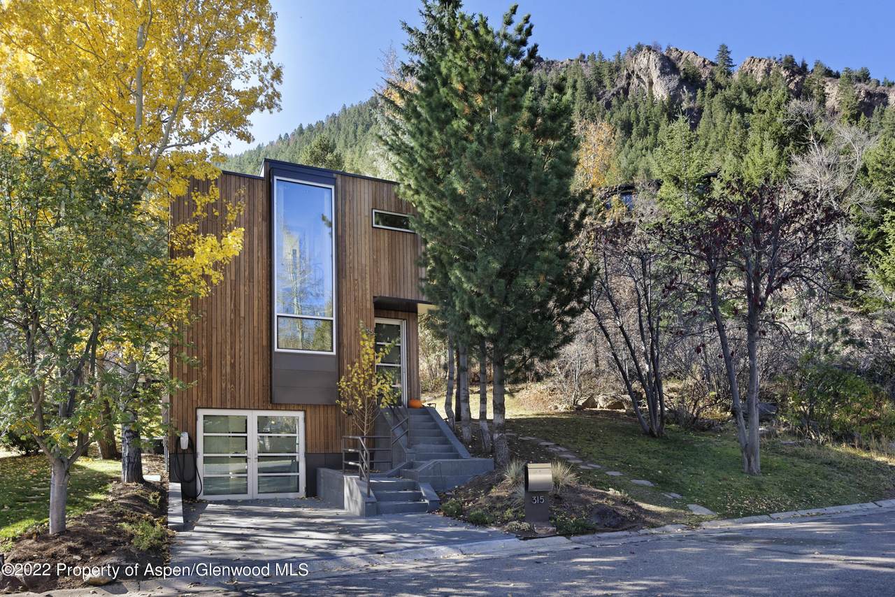 315 Hyman Avenue - Photo 1