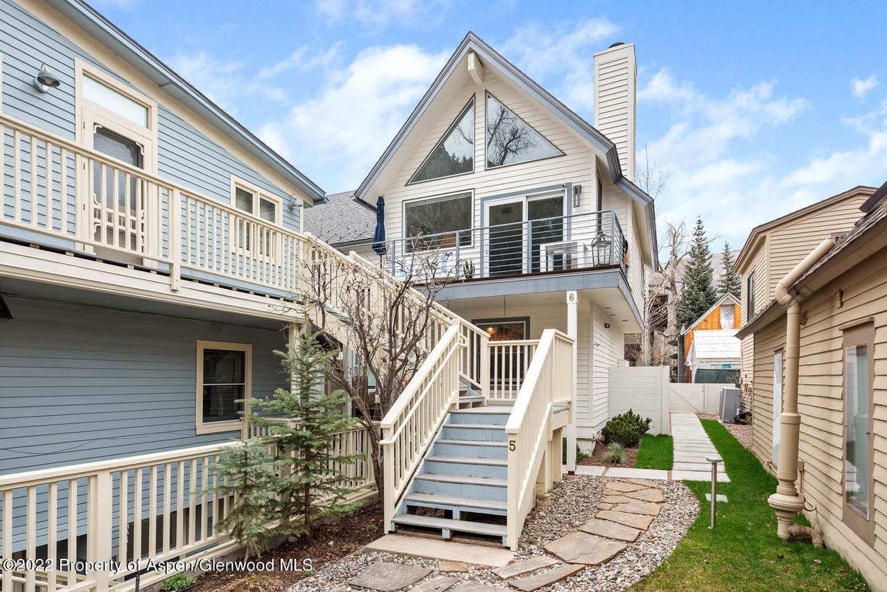 222 Hopkins Avenue - Photo 1