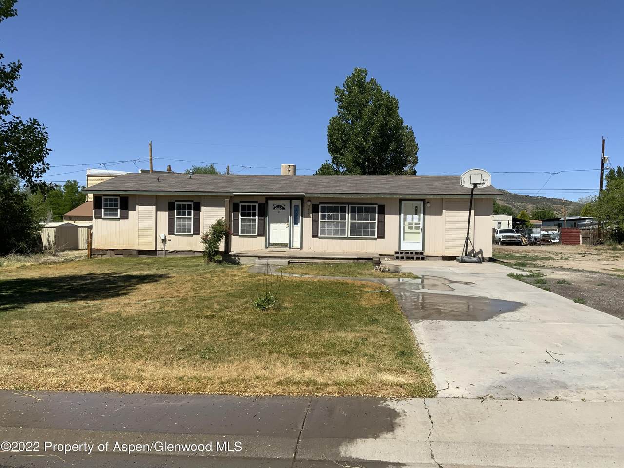425 Minter Avenue - Photo 1