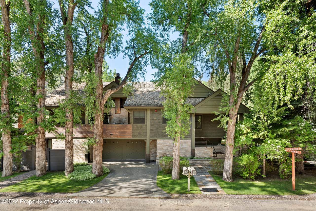 831 Bleeker - Photo 1