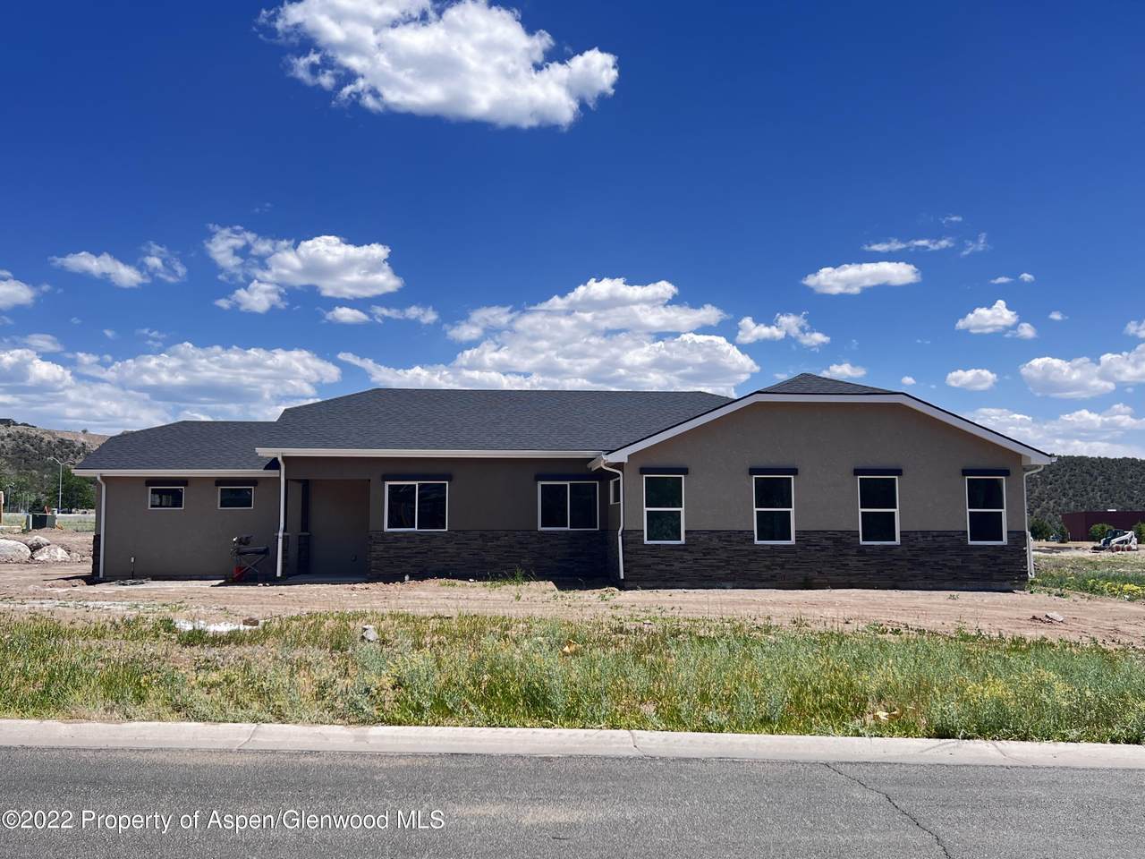 305 Sandstone Court - Photo 1