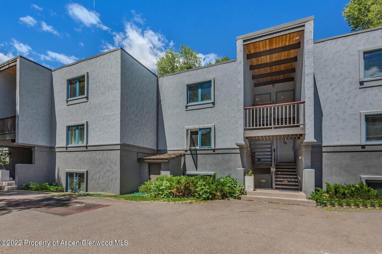 425 Park Circle - Photo 1
