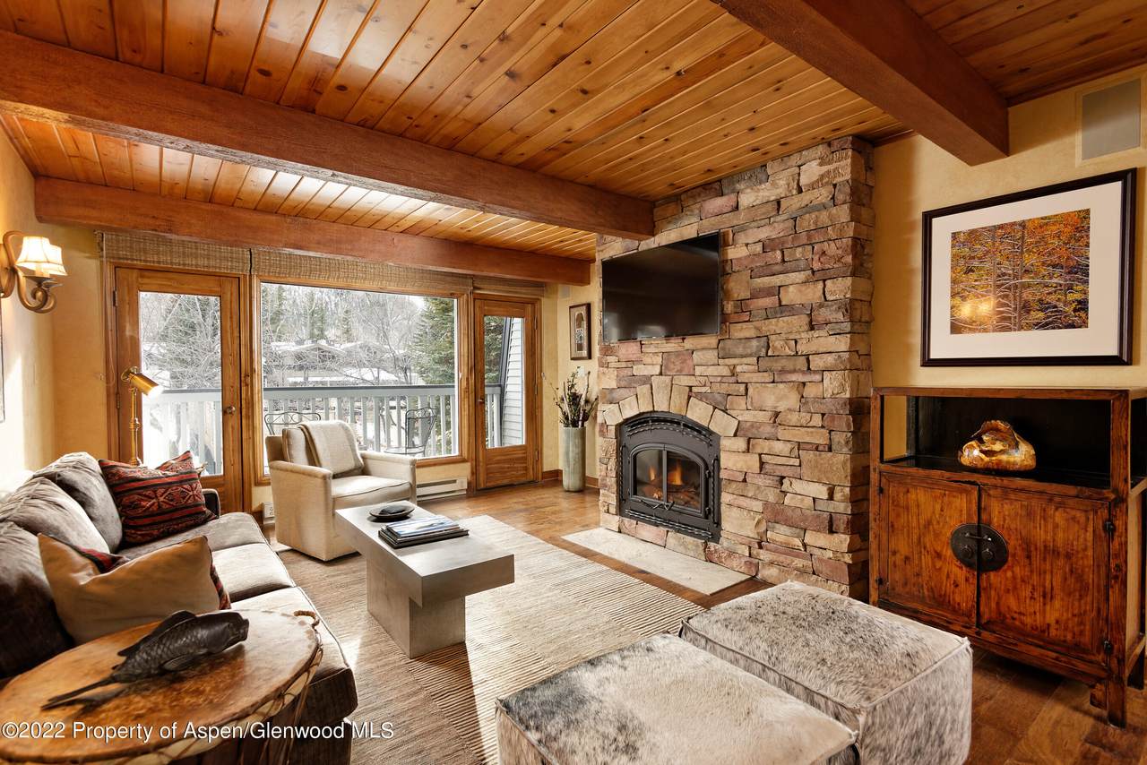 916 Hopkins Avenue - Photo 1