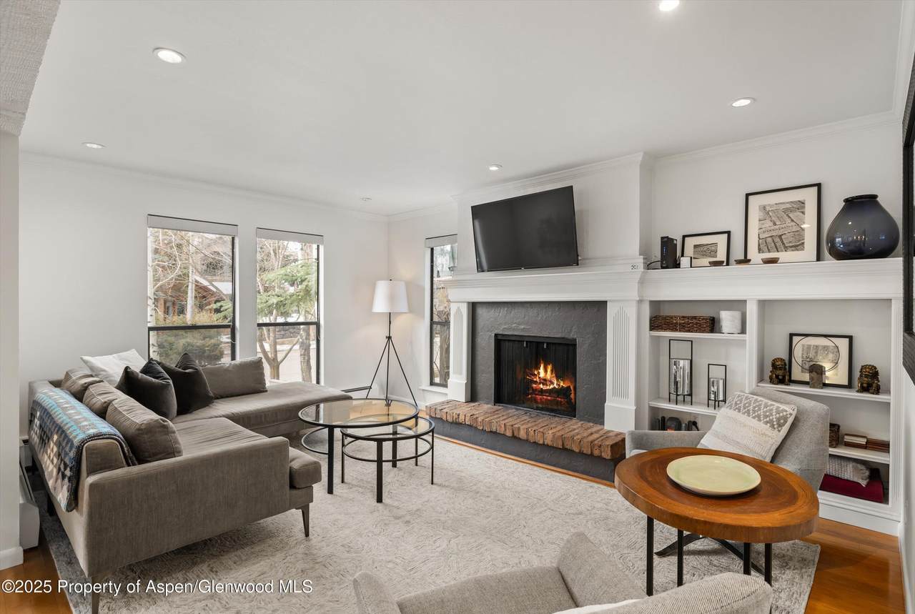 980 Hyman Avenue - Photo 1