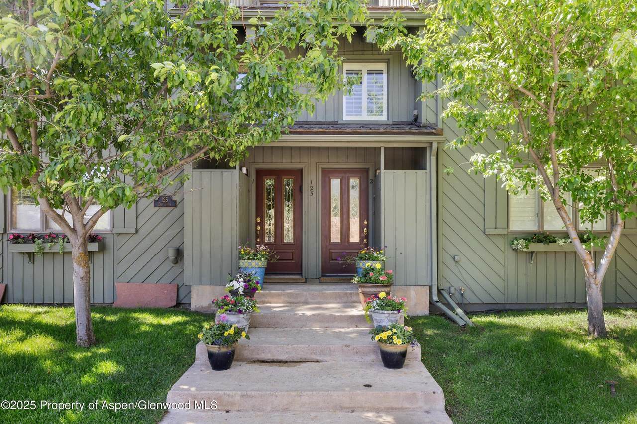 125 Hyman Avenue - Photo 1