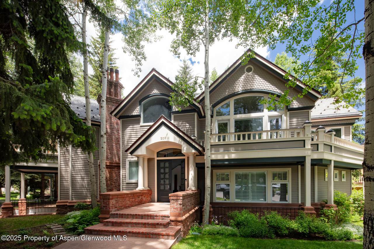 205 6th Street - Photo 1