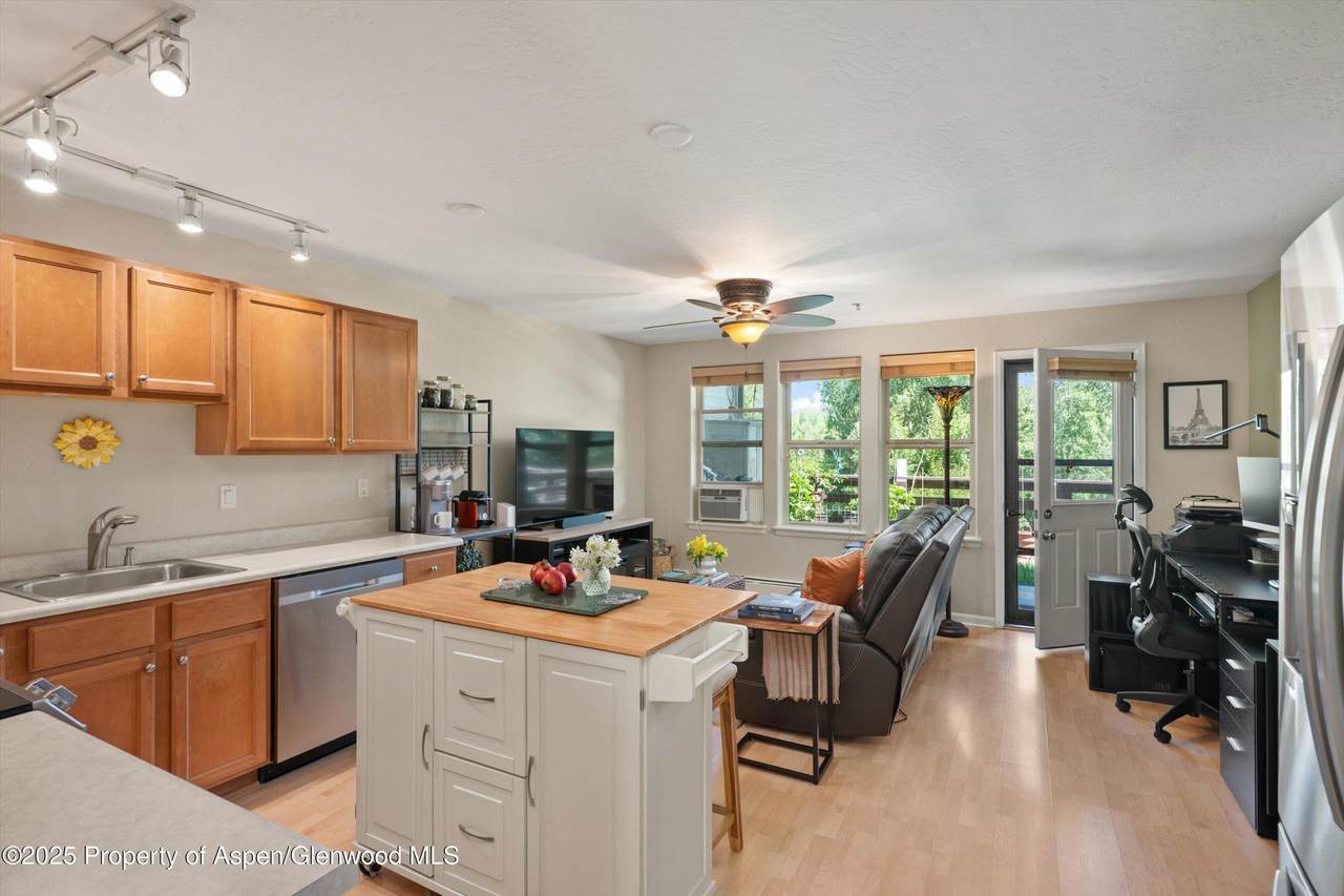 512 Lakeside Drive - Photo 1