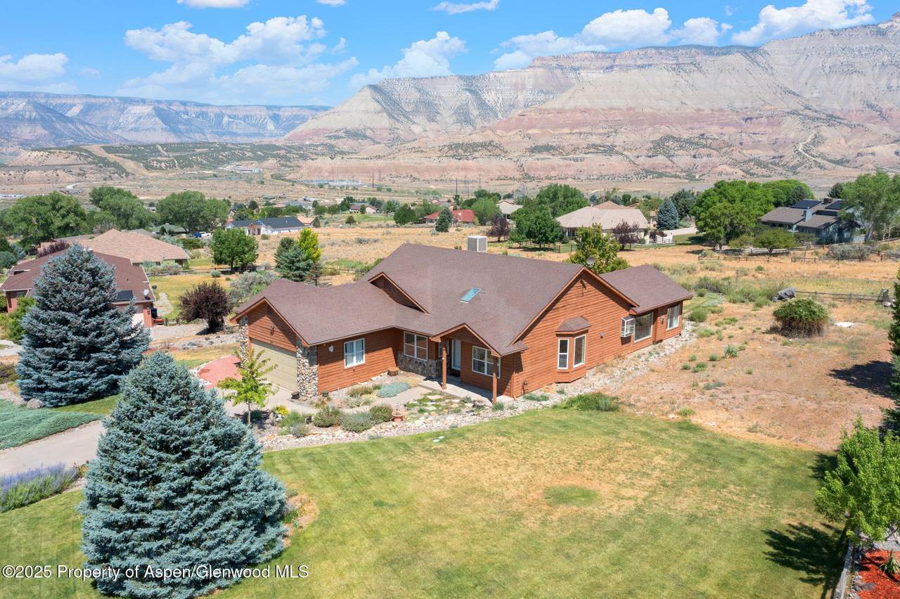 301 Roan Creek Drive - Photo 1