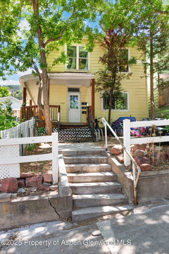 712.5 Bennett Avenue - Photo 1