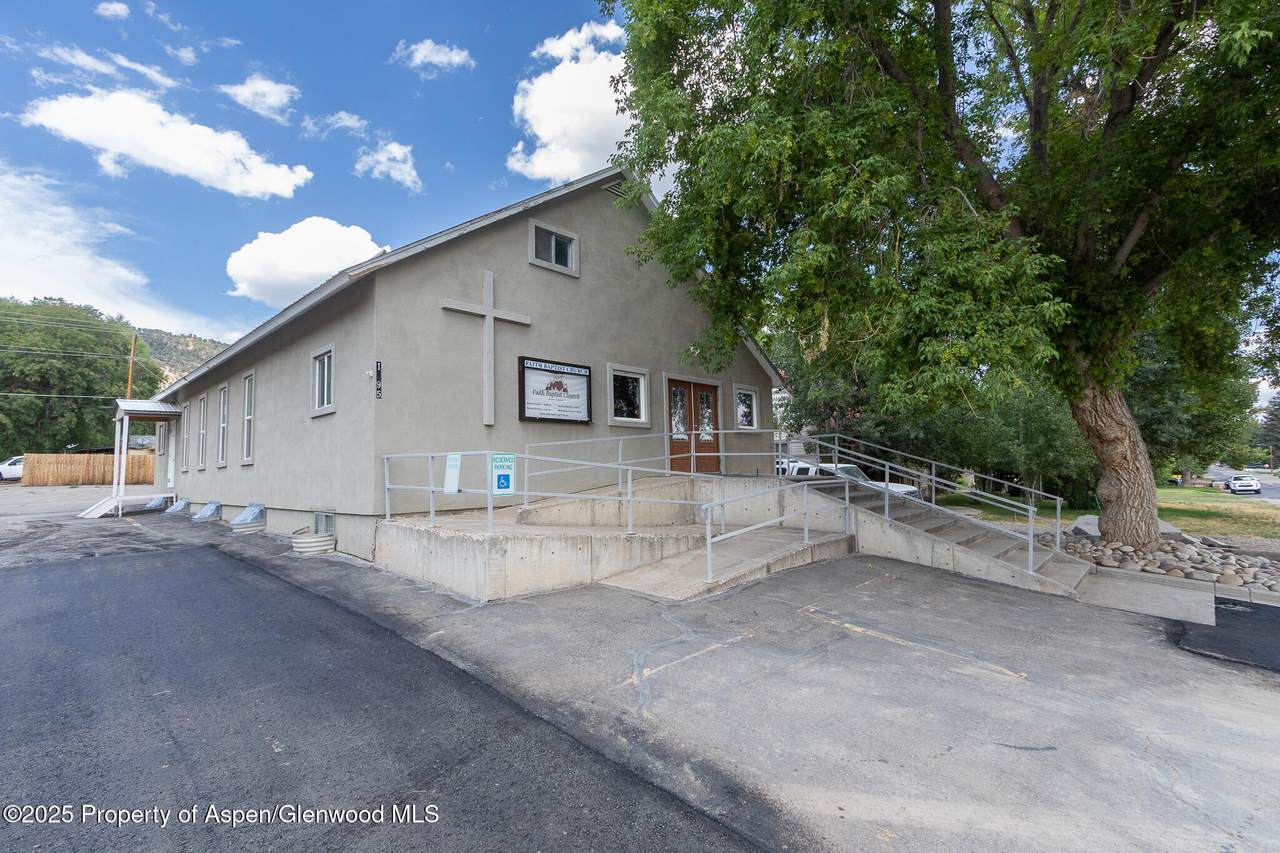 1095 Garfield Street - Photo 1