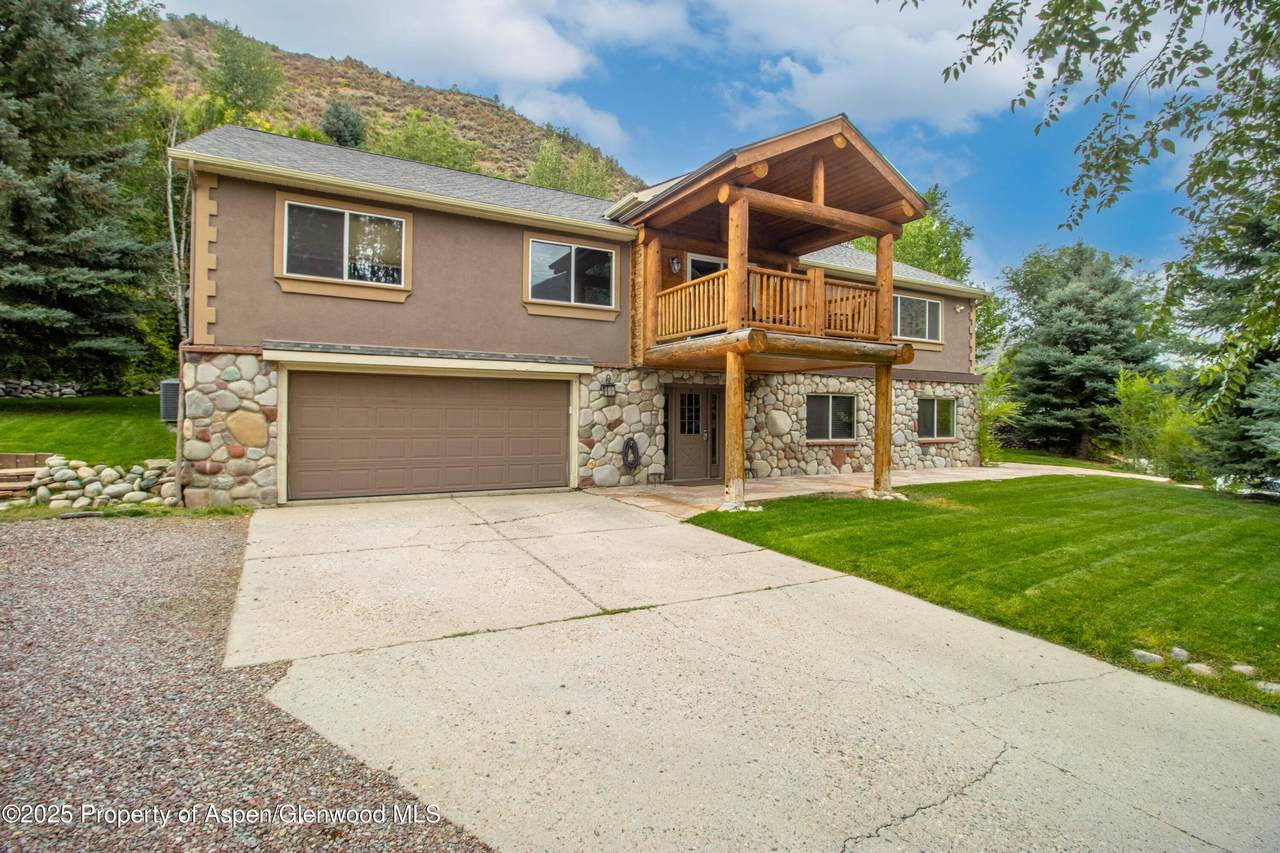 390 Jenny Place - Photo 1