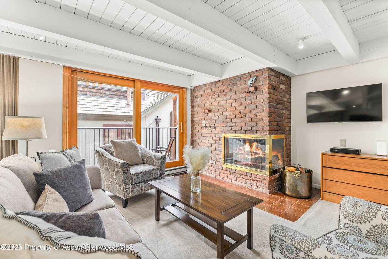 901 Hyman Avenue - Photo 1