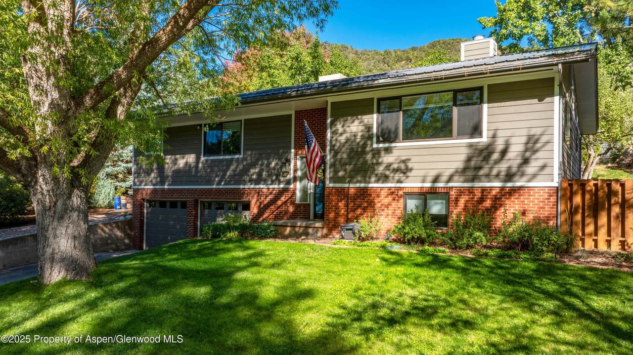 1716 Bennett Avenue - Photo 1