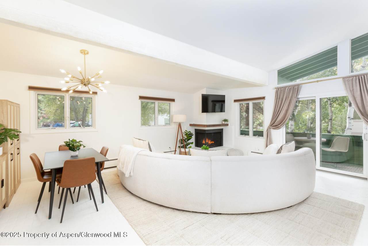 415 Park Circle - Photo 1