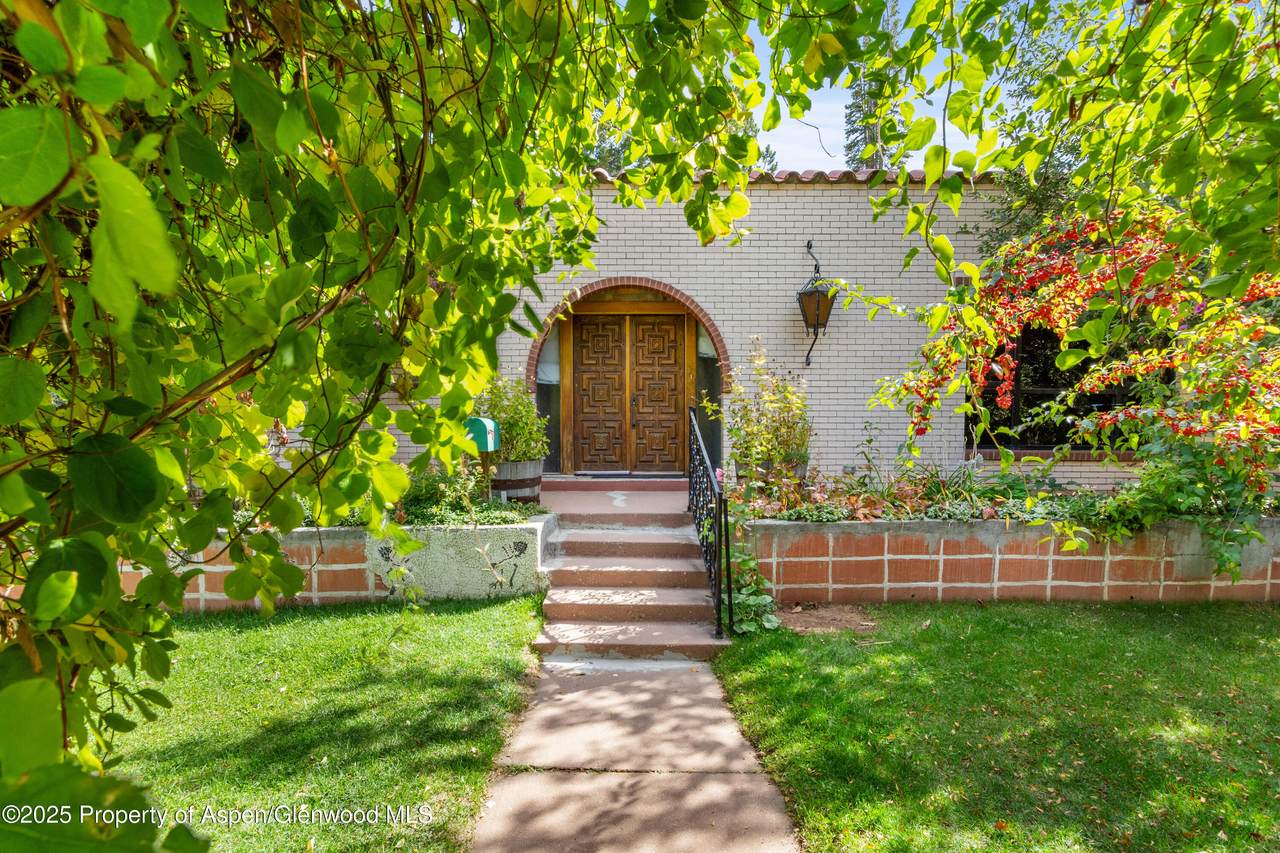 1712 Blake Avenue - Photo 1