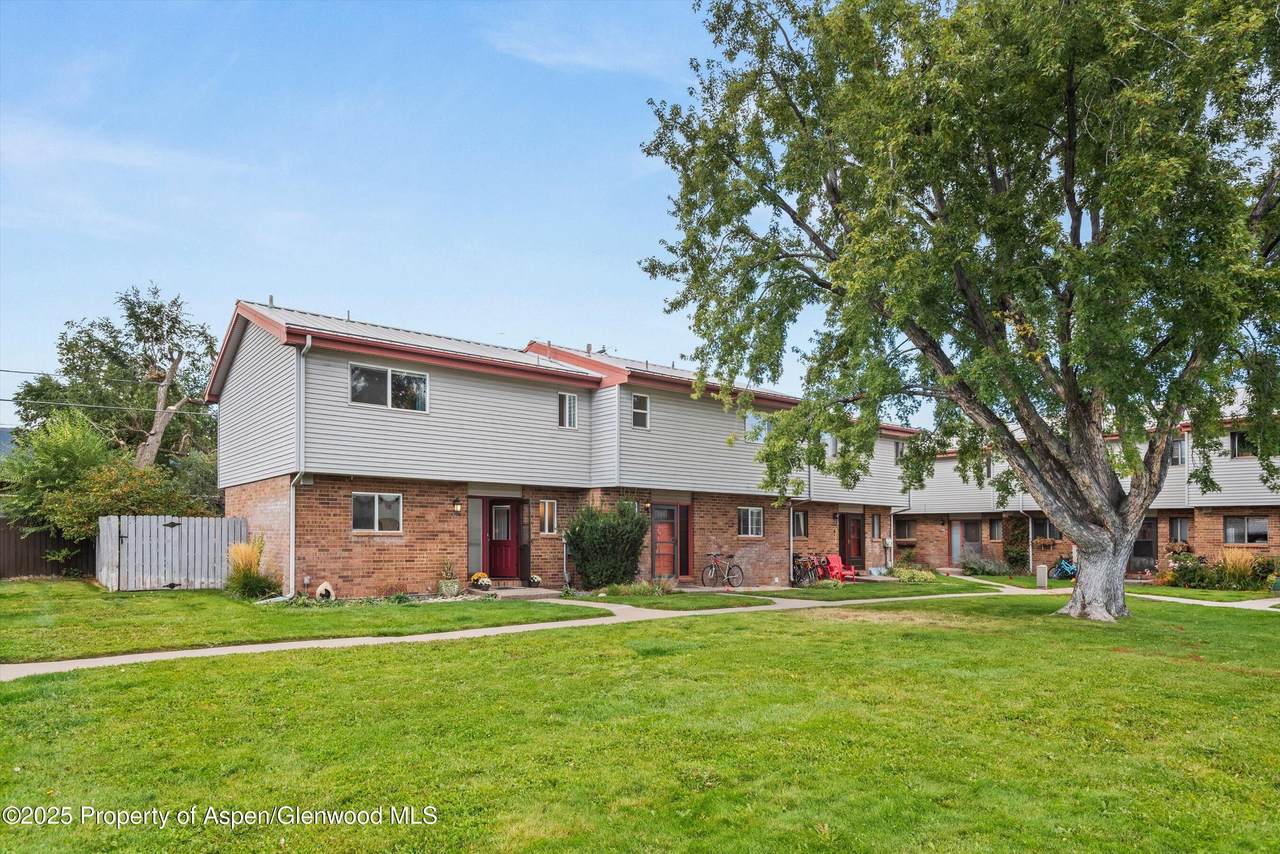 621 2nd Street - Photo 1