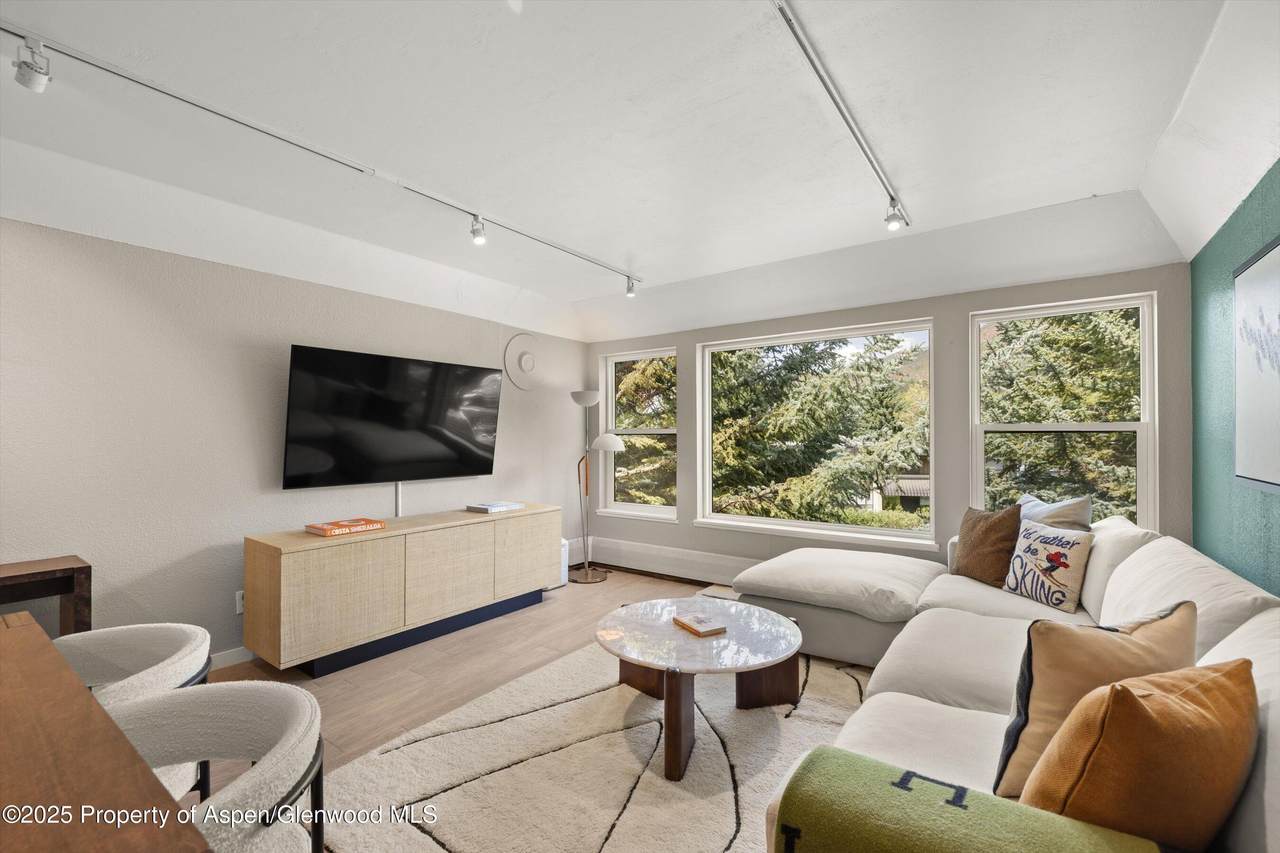 950 Vine Street - Photo 1