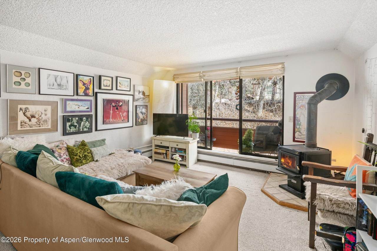 1325 Vine Street - Photo 1