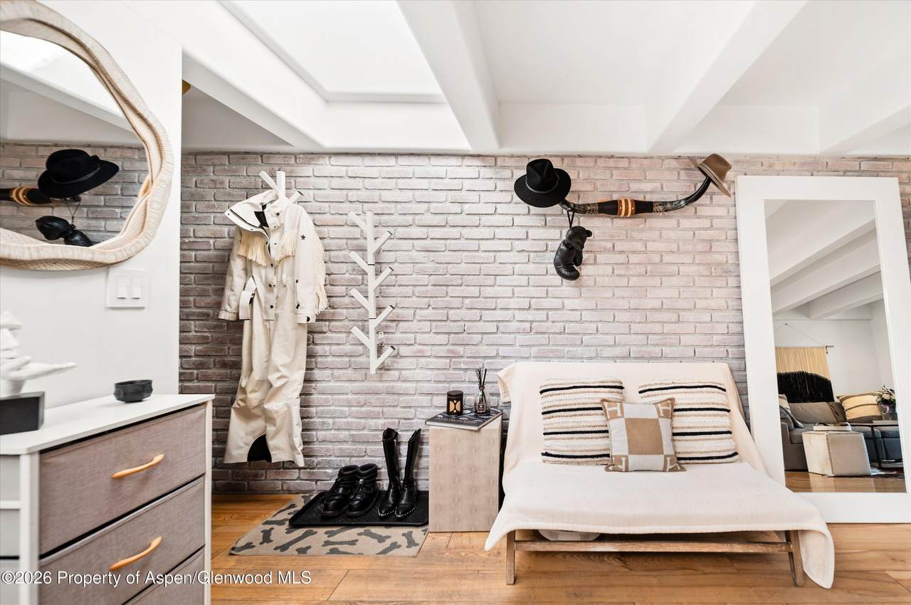 901 Hyman Avenue - Photo 1