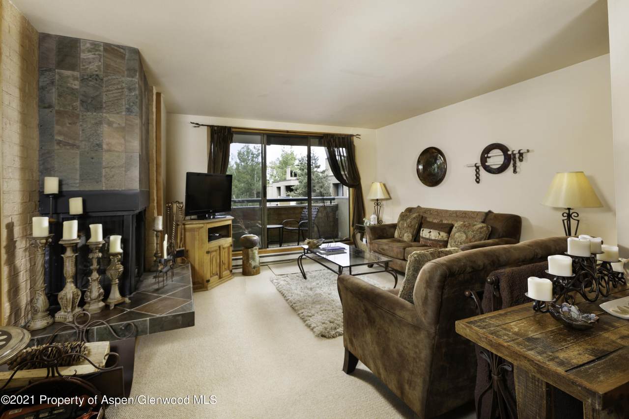 1028 Hopkins Avenue - Photo 1