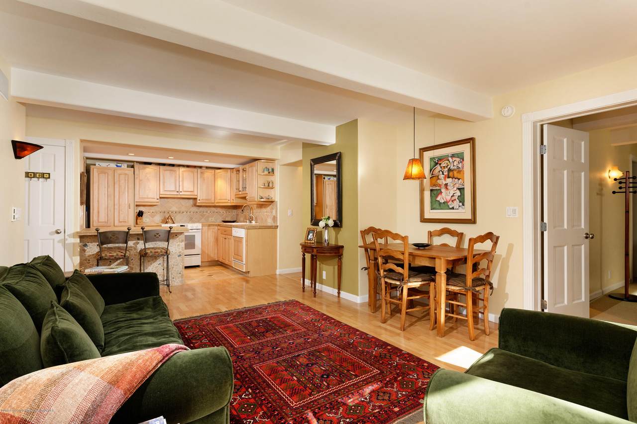 916 Hopkins Avenue - Photo 1
