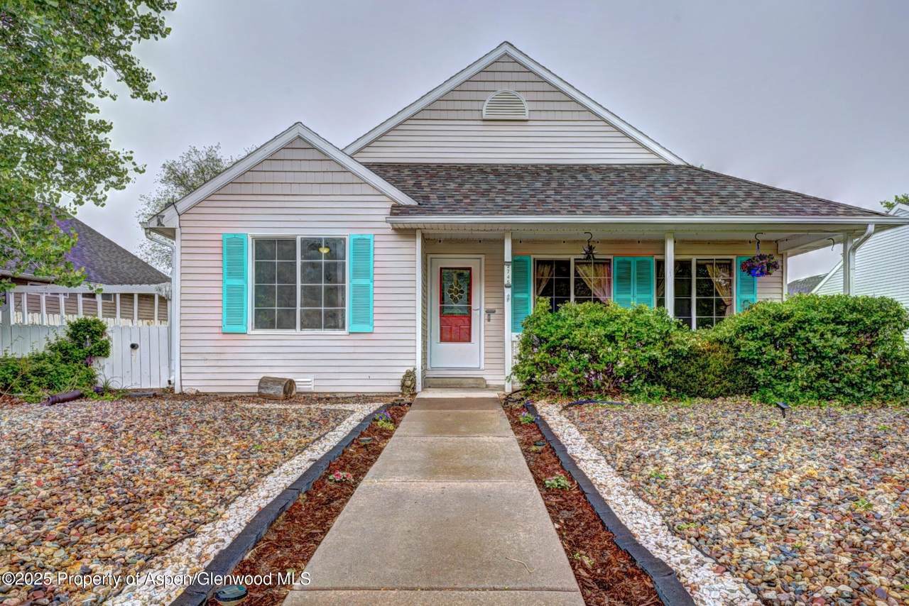 2745 Acacia Avenue - Photo 1