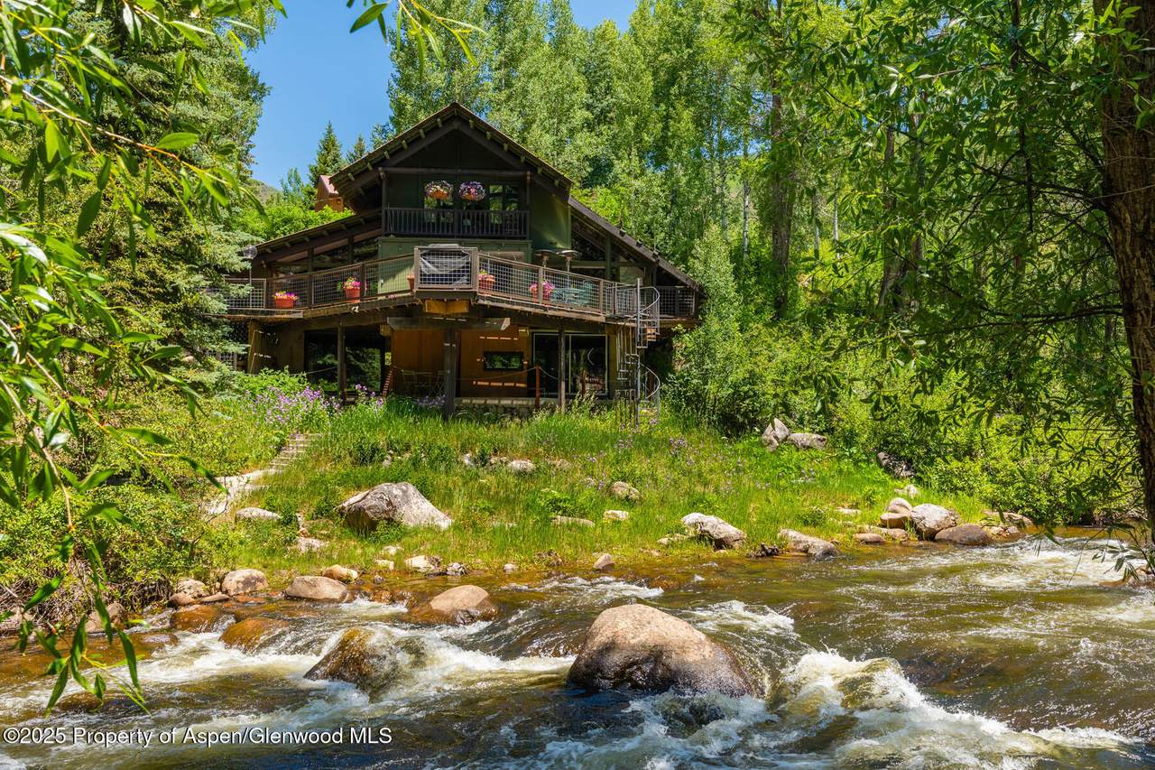 979 Queen Street - Photo 1